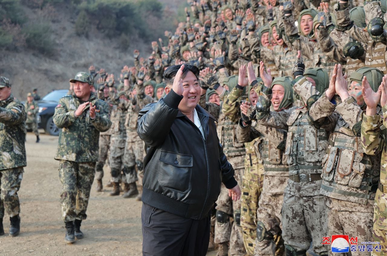 Esta fotografía tomada el 15 de marzo de 2024 y publicada por la Agencia Central de Noticias Coreana (KCNA) oficial de Corea del Norte el 16 de marzo muestra al líder norcoreano Kim Jong Un (C) inspeccionando un ejercicio de entrenamiento del Ejército Popular de Corea en un lugar no revelado en Corea del Norte.