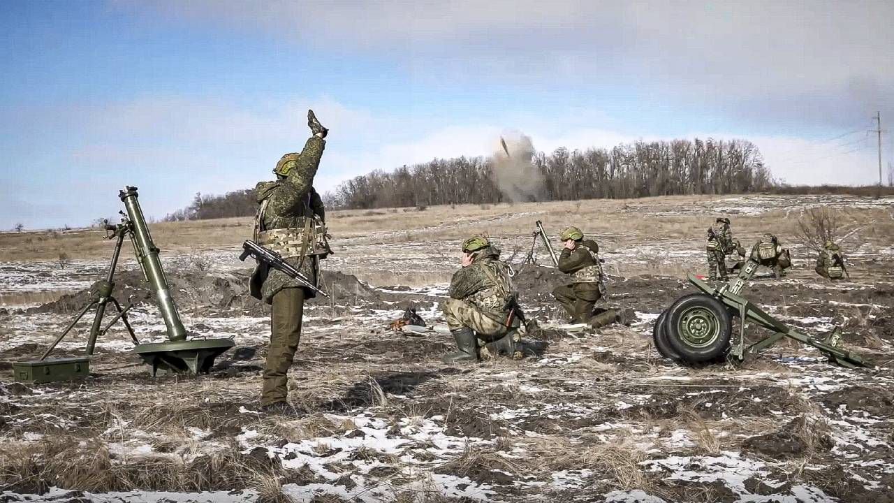 En esta foto del folleto tomada de un video y publicada por el Servicio de Prensa del Ministerio de Defensa de Rusia el viernes 17 de febrero de 2023, los morteros de 120 mm del ejército ruso disparan contra las tropas ucranianas en un lugar no revelado.