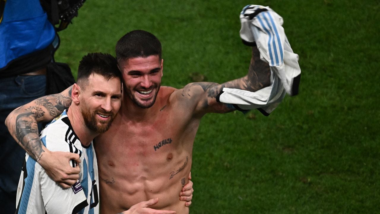 Rodrigo de Paul salió a cobrarle a todos los críticos de Messi, una vez Argentina ganó la Copa del Mundo. Foto: AFP.