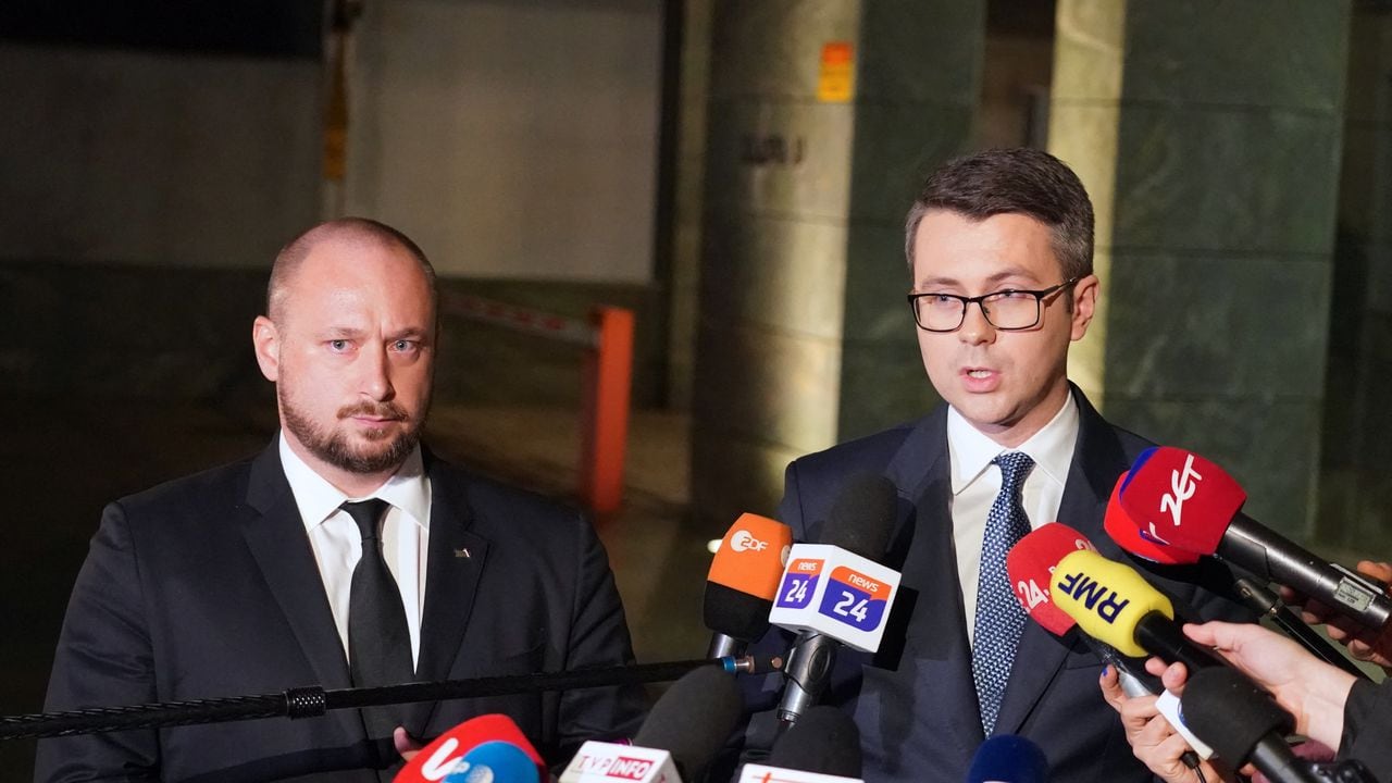 Jefe de la Oficina de Seguridad Nacional, Jacek Siewiersk, y el portavoz del gobierno polaco, Piotr Muller