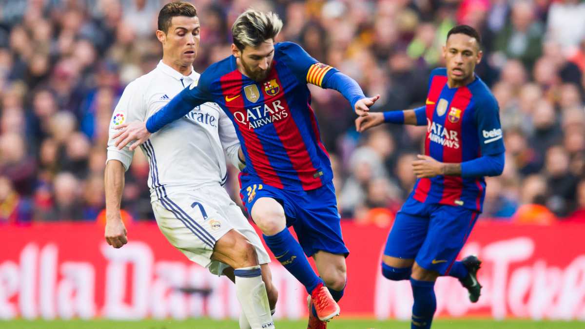 BARCELONA, SPAIN - DECEMBER 03: Lionel Messi of FC Barcelona conducts the ball next to Cristiano Ronaldo of Real Madrid CF during the La Liga match between FC Barcelona and Real Madrid CF at Camp Nou stadium on December 3, 2016 in Barcelona, Spain. (Photo by Getty Images/Alex Caparros)