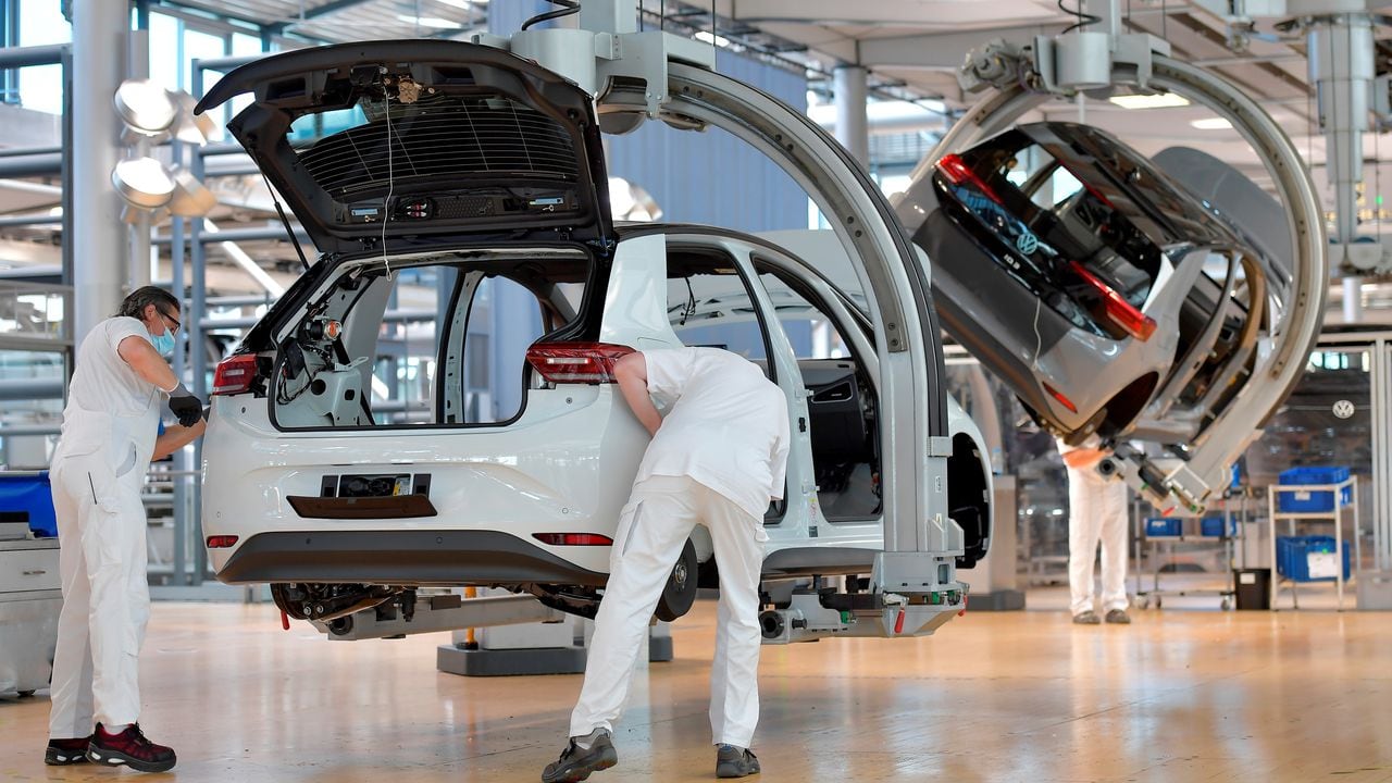 Los técnicos trabajan en la línea de montaje del ID eléctrico del fabricante de automóviles alemán Volkswagen. REUTERS / Matthias Rietschel