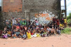 Primer grupo de viajeros que participó junto a la comunidad del barrio Obrero en Quibdó, en una jornada de actividades.