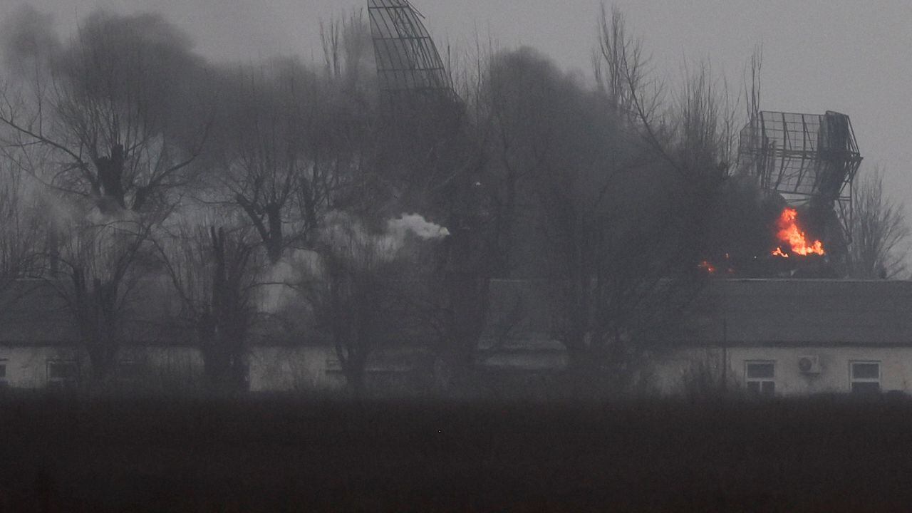 Fuego en una instalación militar ucraniana ubicada cerca del aeropuerto de Mauripol, luego de que el presidente ruso Vladimir Putin autorizara un ataque. 24 de febrero de 2022. Foto: Reuters / Carlos Barria