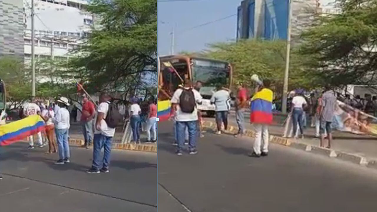 Manifestantes bloquean el carril del sistema de transporte.