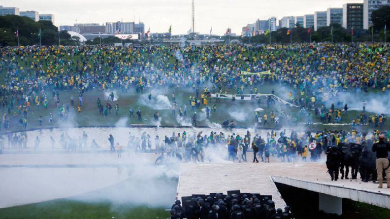 Partidarios del expresidente brasileño, Jair Bolsonaro, se manifestaron contra el mandatario, Luiz Inácio Lula da Silva el 8 de enero de 2023.