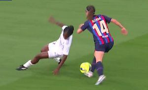 Linda Caicedo protagonizó una jugada con Aitana Bonmatí en el clásico por la Liga F entre Barcelona y Real Madrid.