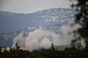 El humo se eleva sobre el Líbano en medio de una mayor tensión entre Israel y el Líbano, visto desde la frontera con el Líbano en el norte de Israel, el 9 de octubre de 2023.