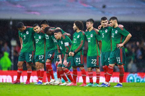 MEXICO CITY, MEXICO - NOVEMBER 21: Players of Mexico wait the penalty during the CONCACAF Nations League quarterfinals second leg match between Mexico and Honduras at Azteca Stadium on November 21, 2023 in Mexico City, Mexico. (Photo by Hector Vivas/Getty Images)