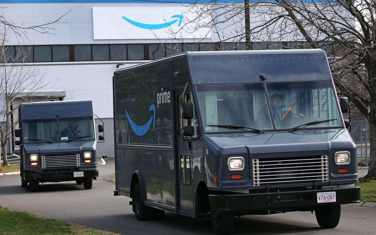 Vehículos de entrega de Amazon. Foto de David L. Ryan/The Boston Globe via Getty Images