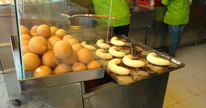 Buñuelos, pan de bonos y pan de yucas: Este alimento no solo es para comer en navidad, los buñuelos, pan de bonos o pan de yucas los puede comprar desde $1.200 la unidad. La avena para acompañar cuesta $1.700.