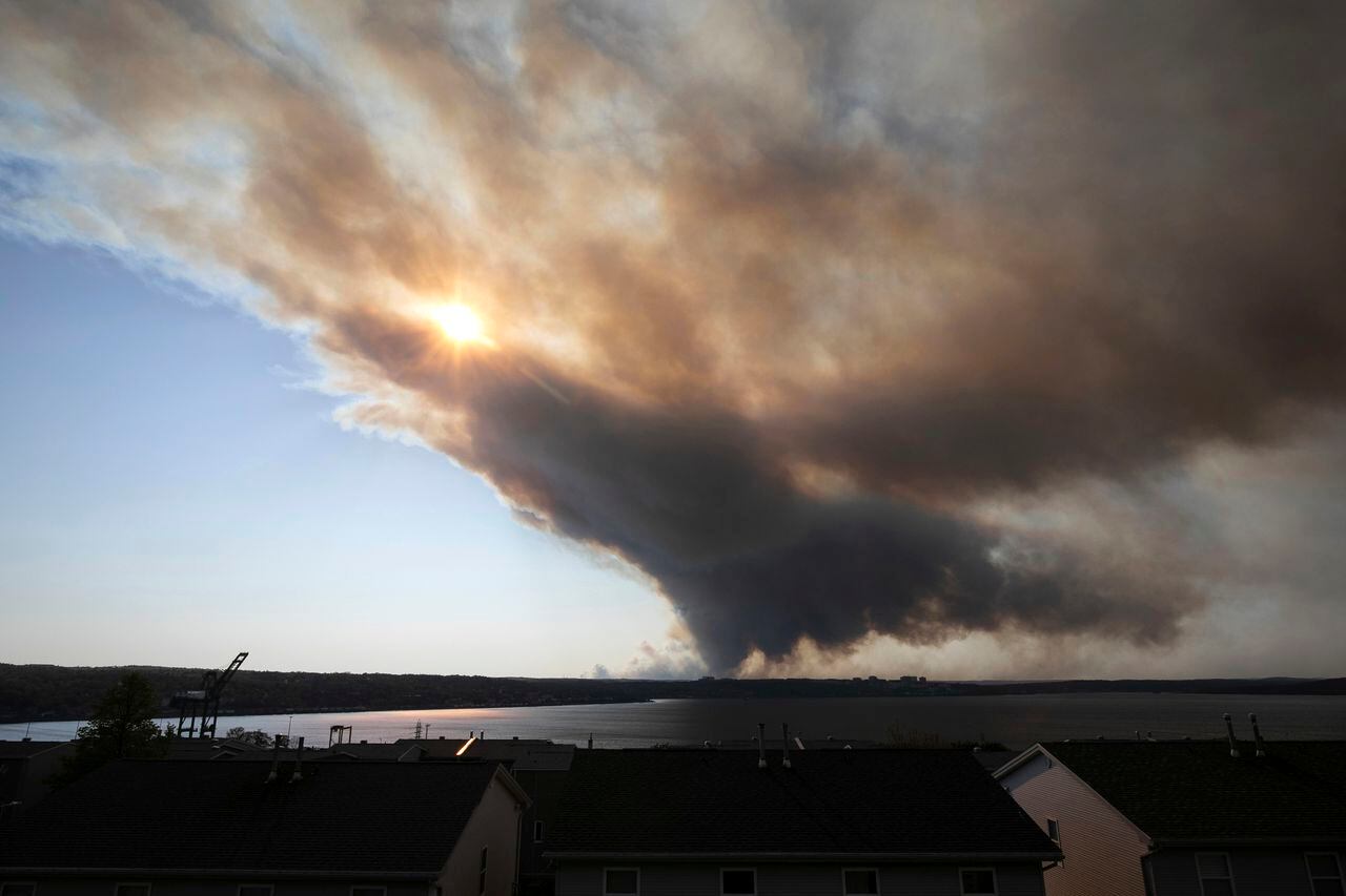 Gruesas columnas de humo denso llenan el cielo de Halifax cuando un incendio fuera de control en una comunidad suburbana se extendió rápidamente, engullendo varias casas y obligando a la evacuación de los residentes locales, en Halifax