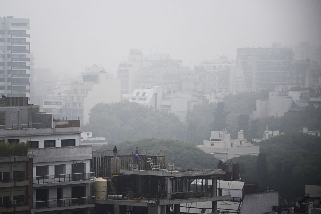 La ciudad de Buenos Aires y sus alrededores quedaron sumergidos este lunes bajo una espesa capa de niebla sumada al humo proveniente de un incendio en el vecino Uruguay