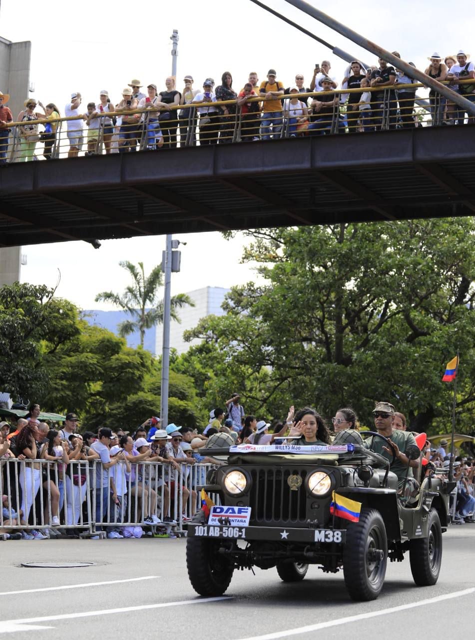 Desfile de Autos Clásicos y Antiguos en Medellín.