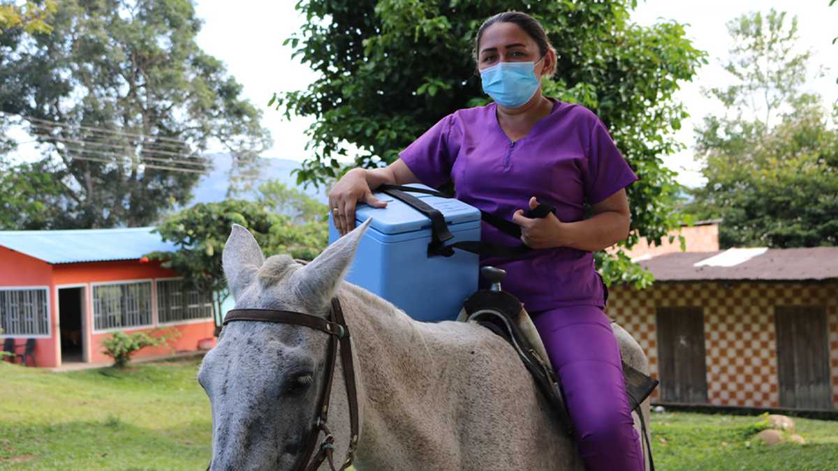 A caballo, nadando y hasta en helicóptero: la odisea de llevar las vacunas contra el covid-19 a las zonas más apartadas de Colombia