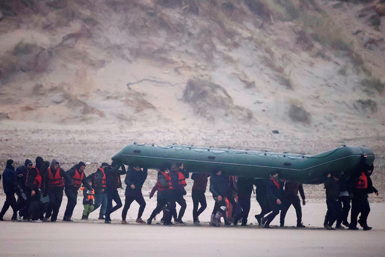 Migrantes rescatados llegan a las costas de Gran Bretaña.