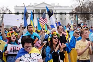 La gente levanta carteles y grita consignas durante una protesta contra la invasión rusa de Ucrania frente a la Casa Blanca en Washington, EE. UU., el 6 de marzo de 2022. Foto REUTERS/Sarah Silbiger