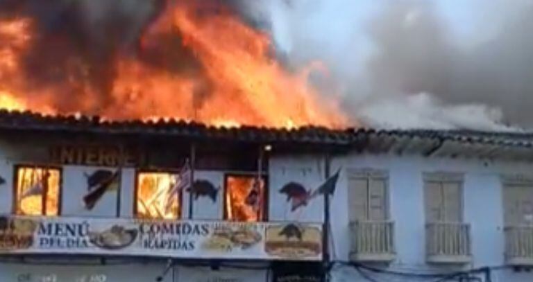 Incendio en plaza principal de Rionegro.