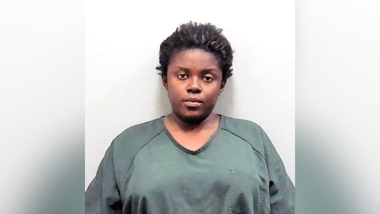 Mujer es arrestada por inhalar desodorante y conducir en estado de embriaguez en Florida
