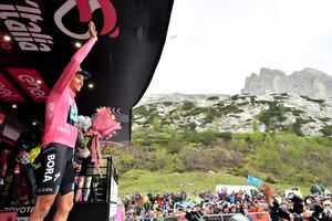 Jai Hindley celebra en el podio tras conseguir la 'maglia rosa' en La Marmolada