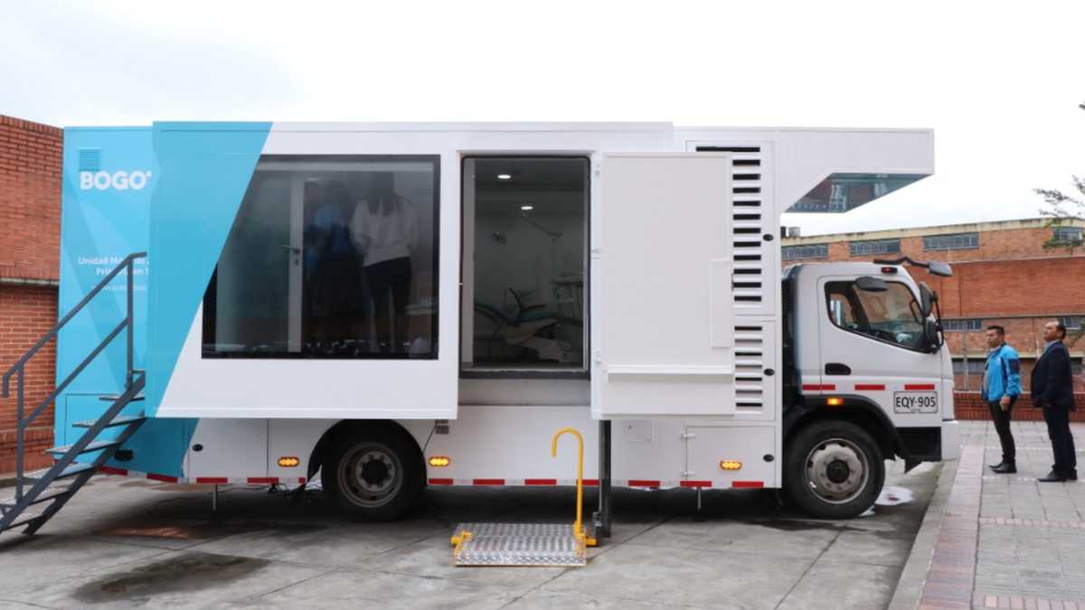 La unidad móvil es un vehículo tipo furgón con las adecuaciones para realizar la atención de usuarios. En su interior cuenta con dos consultorios.