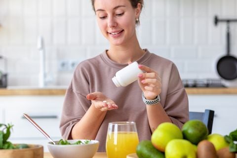 La falta de vitaminas es una de las causas comunes de cansancio.