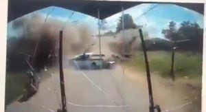 El bus que también resultó afectado grabó el momento exacto de la explosión.