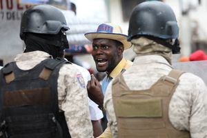 Un manifestante se enfrenta a la policía durante las protestas que exigen que el gobierno del primer ministro Ariel Henry haga más para abordar la violencia de las pandillas, incluidos los constantes secuestros, en Puerto Príncipe, Haití, el 29 de marzo de 2022. Foto REUTERS/Ralph Tedy Erol