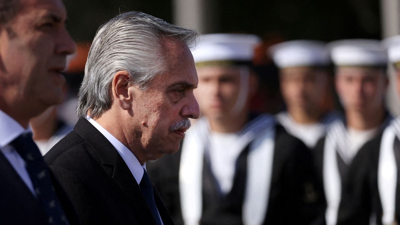 El presidente de Argentina, Alberto Fernández, pasa junto a una guardia de honor durante una ceremonia oficial mientras se reúne con el presidente de Chile, Gabriel Boric, en Santiago de Chile