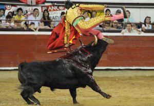 El colombiano José Fernando Alzate fue cogido por un toro de La Carolina, uno de los más bravos de la feria. 
