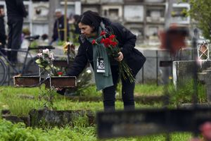 Una mujer visita las tumbas de las víctimas de la dictadura militar (1973-1990) en el Cementerio Central en vísperas del 50 aniversario del golpe militar contra el presidente socialista Salvador Allende, en Santiago, el 10 de septiembre de 2023. (Foto de Pablo VERA/ AFP)