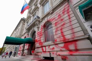 El consulado ruso está cubierto de pintura roja, el viernes 30 de septiembre de 2022 en Nueva York.(AP Photo/Mary Altaffer)