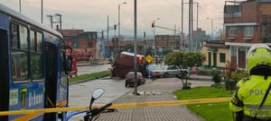 En el accidente, de acuerdo con lo reportado por el Cuerpo de Bomberos de Bogotá, se vieron involucrados seis vehículos, entre ellos, un bus del SITP.