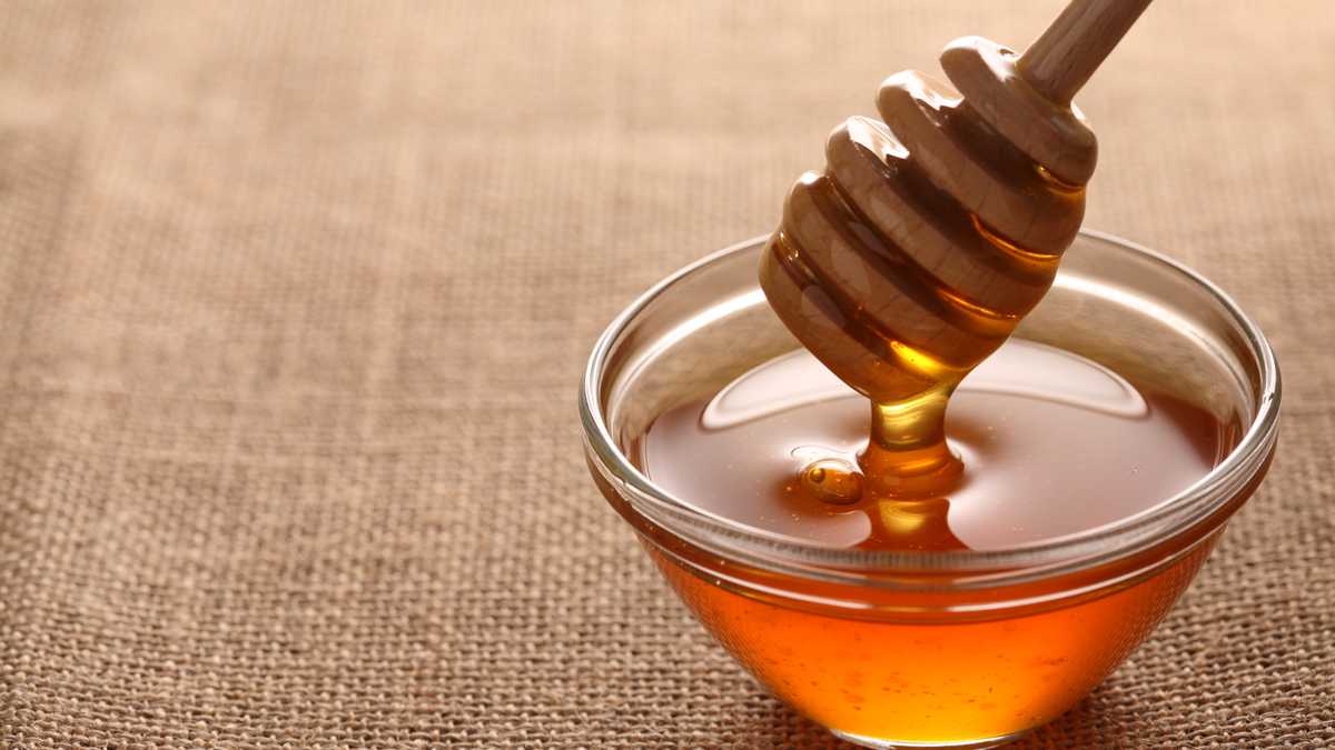 A la miel se le confiere una variedad de propiedades, pero ¿puede servir para conciliar el sueño?