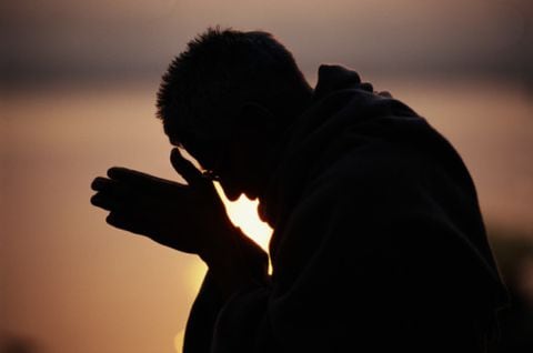 Orar es el acto de hablar con Dios u otros seres en los que las personas suelen creer.