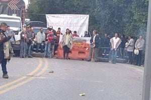 Campesinos bloquean la vía entre Bucaramanga y Cúcuta.