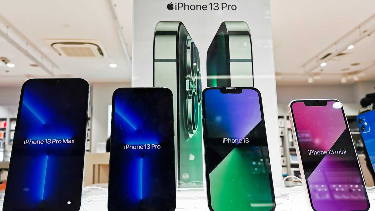 iIhone 13 Pro Max, iPhone 13 Pro, iPhone 13 and iPhone 13 mini are seen inside ISpot store in Galeria Krakowska shopping mall in Krakow, Poland on May 30, 2022. (Photo by Beata Zawrzel/NurPhoto via Getty Images)