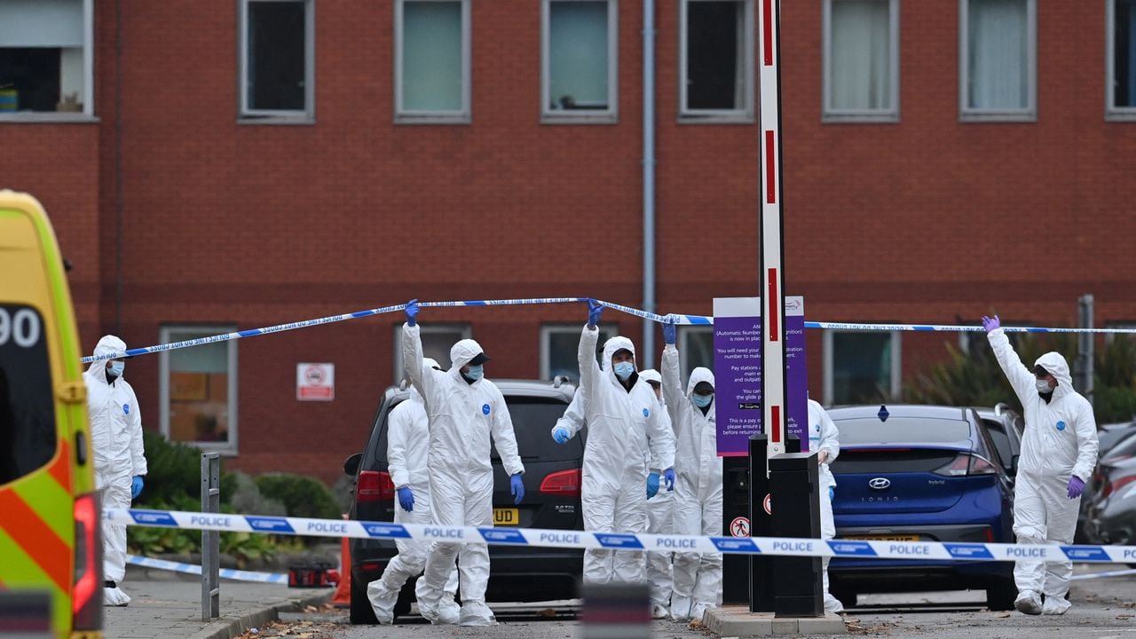 Oficiales forenses trabajan a las afueras del hospital de mujeres de Liverpool, en la escena de explosión del taxi