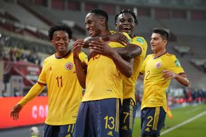 Yerry Mina celebra el primer gol en el partido contra Perú
