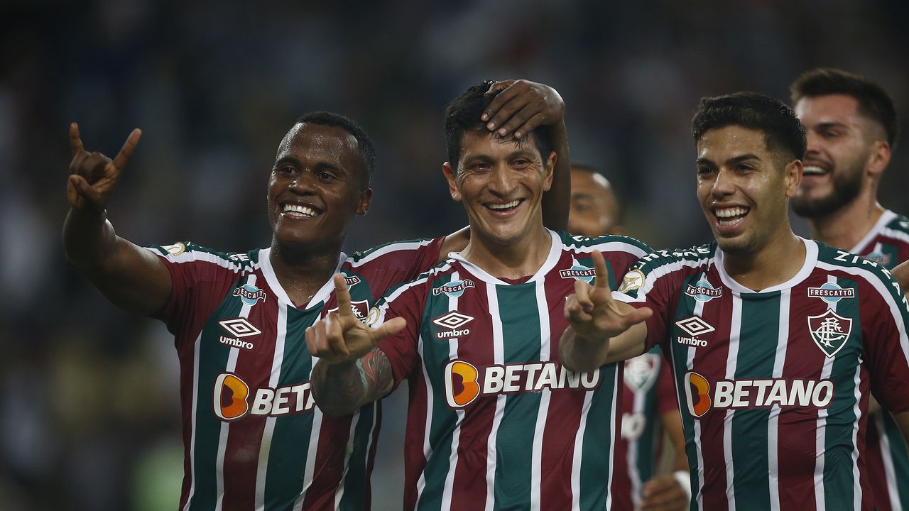 RIO DE JANEIRO, BRAZIL - AUGUST 20: Jhon Arias of Fluminense celebrates with German Cano and Matheus Martins after scoring the second goal of his team during the match between Fluminense and Coritiba as part of Brasileirao 2022 at Maracana Stadium on August 20, 2022 in Rio de Janeiro, Brazil. (Photo by Wagner Meier/Getty Images)
