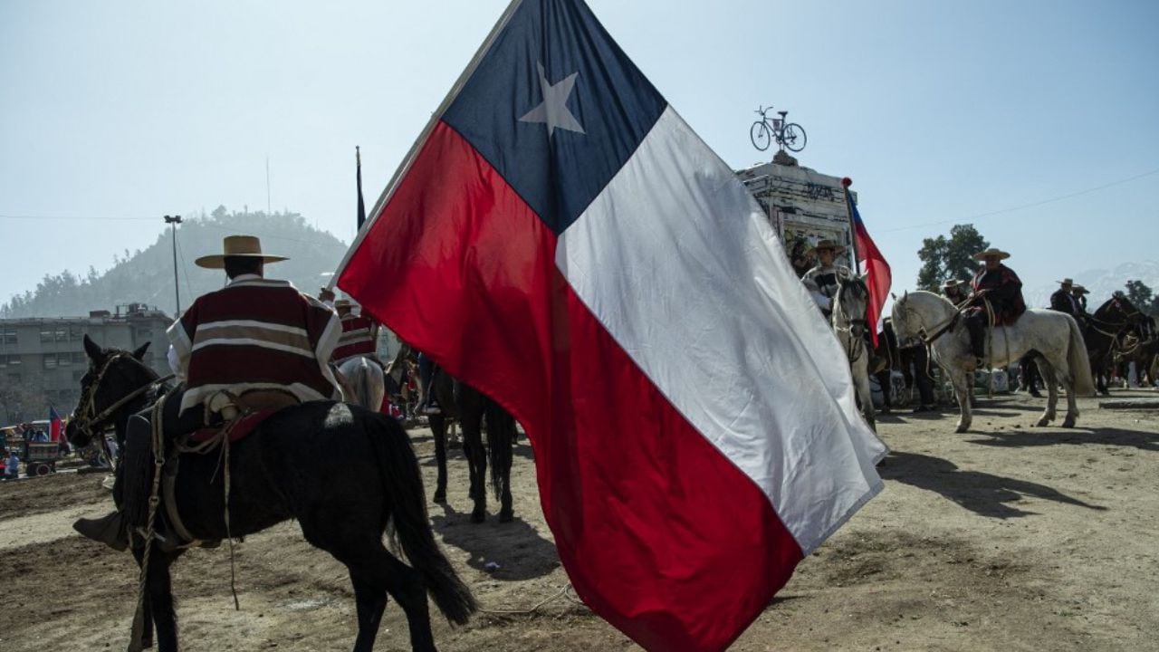 Hasta en caballos los chilenos se manifiestan a pocos días de votar en el plebiscito que podría dejar una nueva constitución
