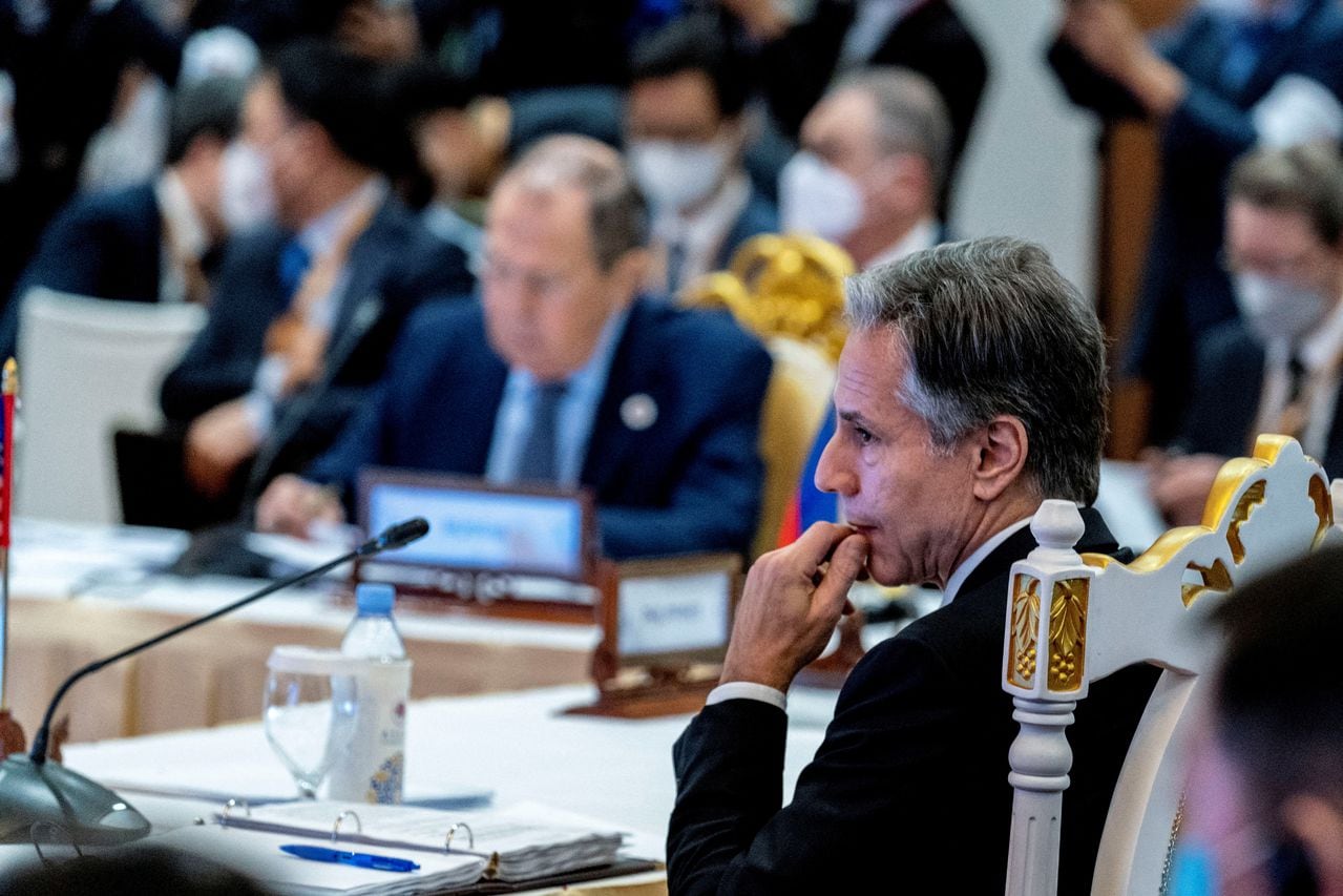 El secretario de Estado de Estados Unidos, Antony Blinken, y el ministro de Relaciones Exteriores de Rusia, Sergei Lavrov, asisten a la reunión de Ministros de Relaciones Exteriores de la Cumbre de Asia Oriental de la ASEAN en el Hotel Sokha en Phnom Penh, Camboya