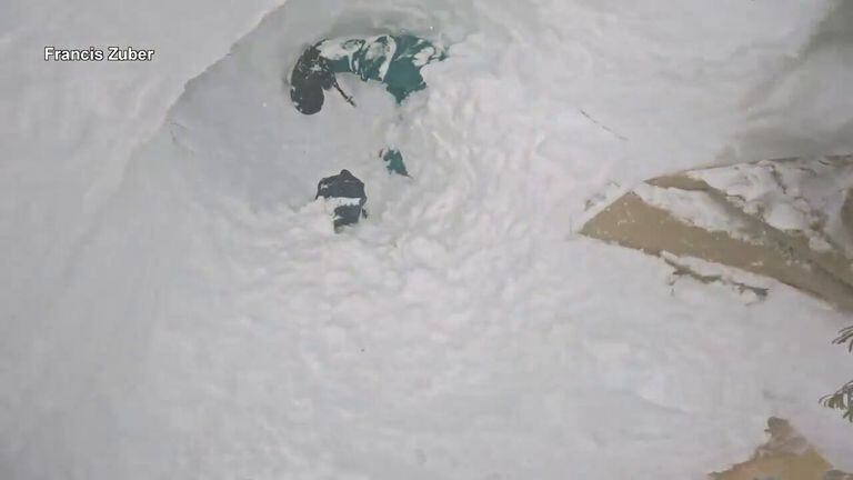 El hombre que le salvó la vida estimó que había alrededor de un metro de nieve en el suelo en ese momento.