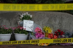 Se dejan flores para las víctimas del tiroteo masivo del 4 de julio en el centro de Highland Park, Illinois, el 5 de julio de 2022. (Foto por MAX HERMAN / AFP)