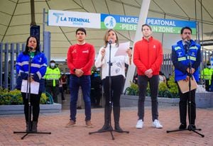 La alcaldesa de Bogotá encargada, Edna Bonilla, en compañía de la secretaria de Movilidad, Deyanira Ávila y otros funcionarios del Distrito, explicó los nuevos cambios en el pico y placa en la ciudad.