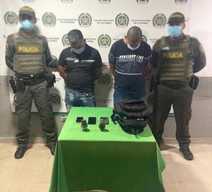 Hernán Alfredo Pacheco Argel y Javier Enrique Valeta Almario, fueron encontrados con dos granadas de fragmentación.