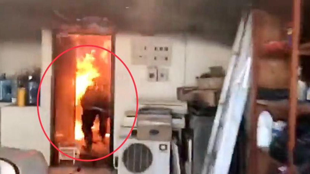 Los dos bomberos corrieron hacia las llamas para lograr sacar a la mujer que estaba entre el humo y el fuego.