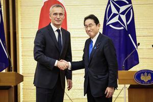 El secretario general de la OTAN Jens Stoltenberg con el primer ministro japonés Fumio Kishida en Tokio el 31 de enero de 2023. (Takashi Aoyama/Pool Photo via AP)
