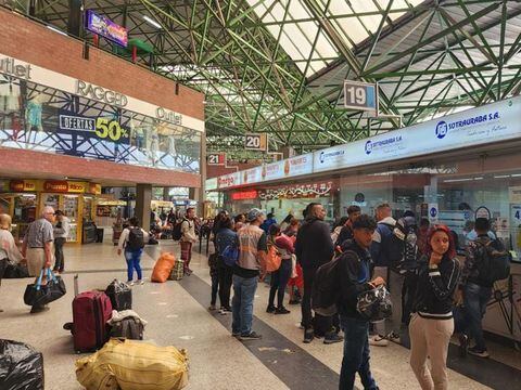 La Terminal del Norte en Medellín ha sido escenario de cientos de migrantes venezolanos que llegan a la ciudad con el fin de comprar un tiquete que los llevé directo a Necoclí