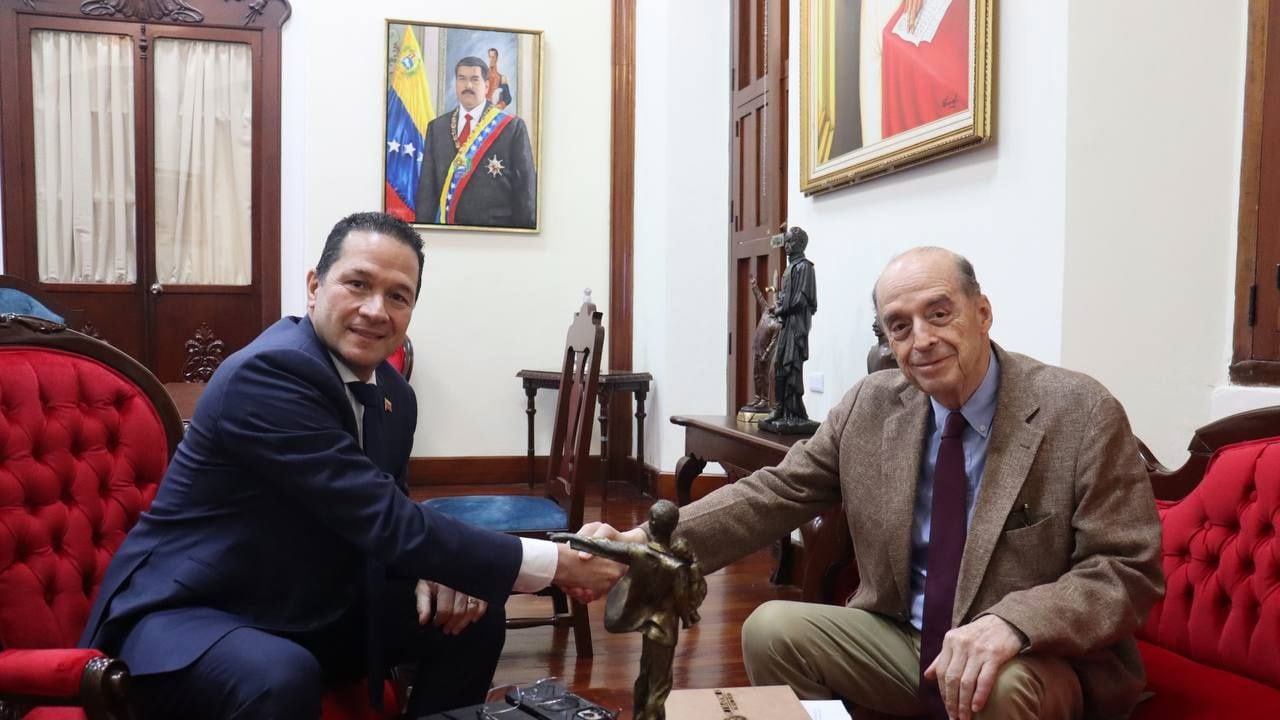 Álvaro Leyva, canciller designado, se reunió con Carlos Faría, quien sería su homólogo en Venezuela.